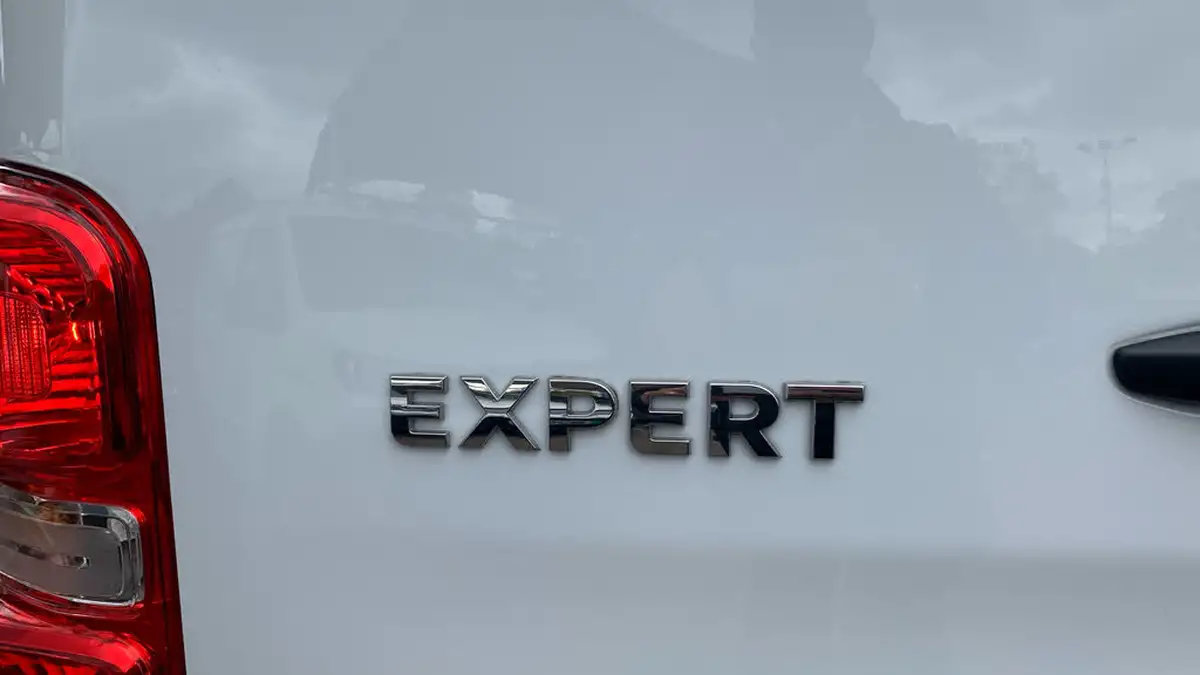 2023-peugeot-expert-15-bluehdi-professional-premium-standard-1000-big-25