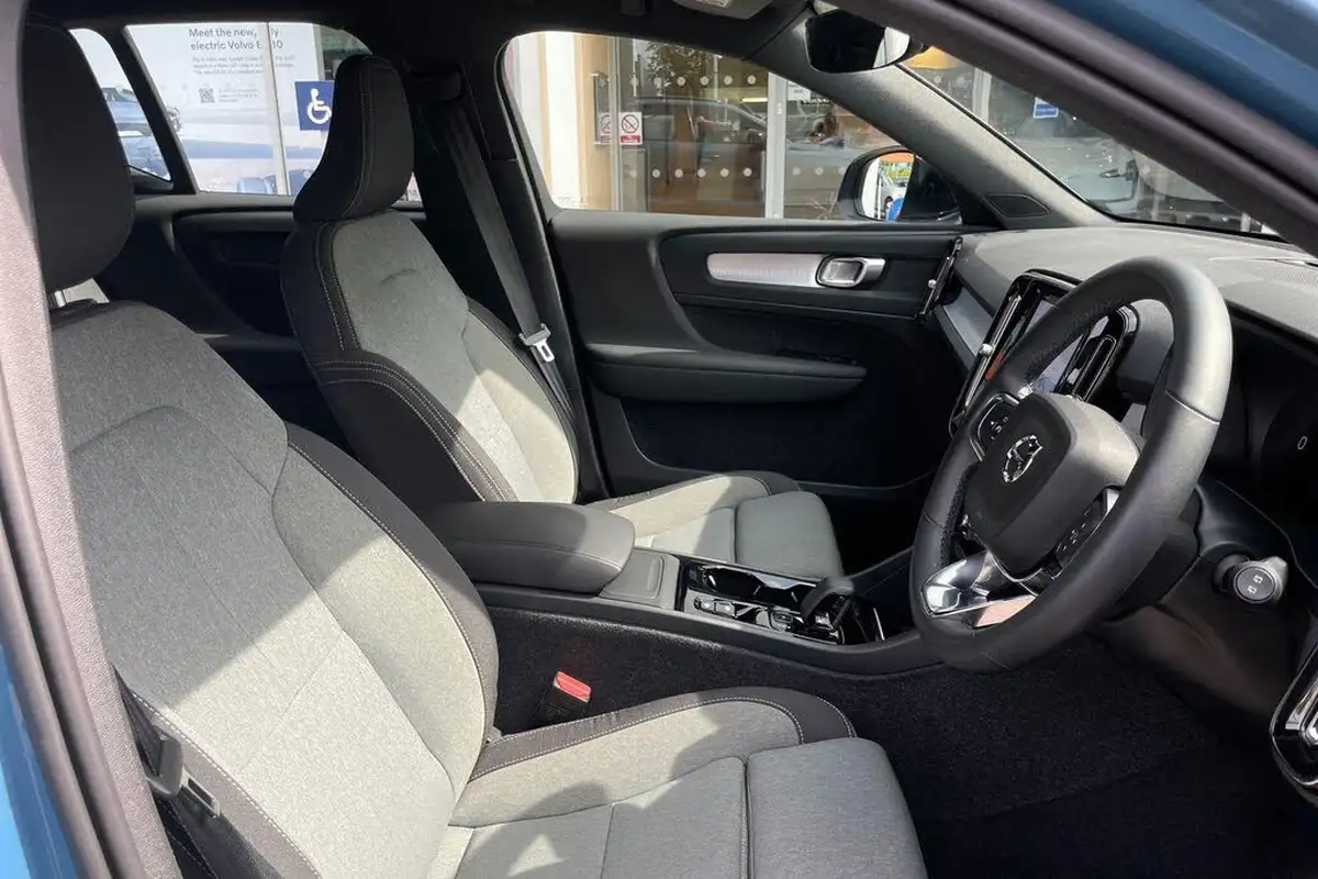 2022-volvo-xc40-20-b3-plus-big-24