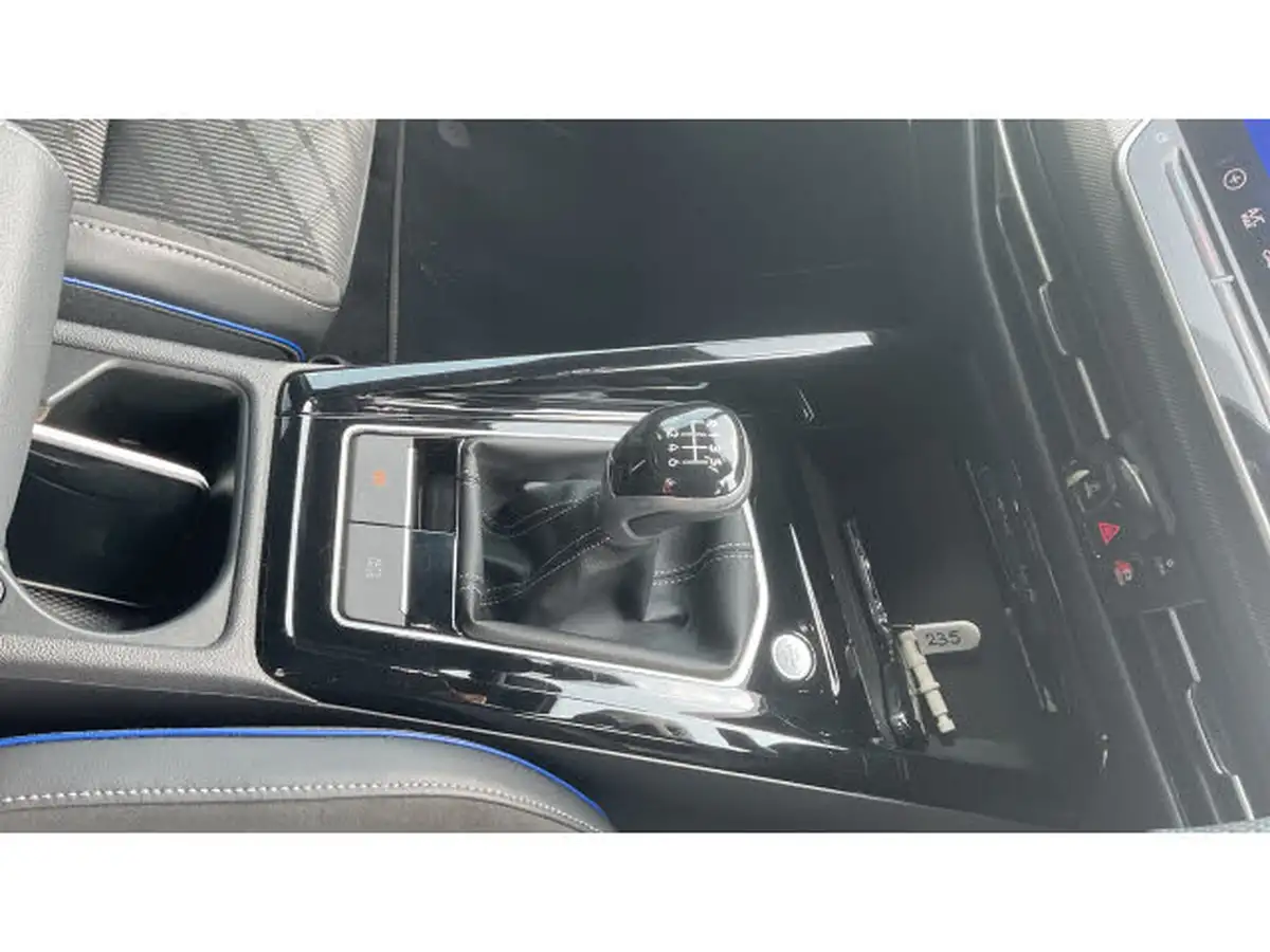 2025-volkswagen-golf-15-tsi-r-line-hatchback-big-13