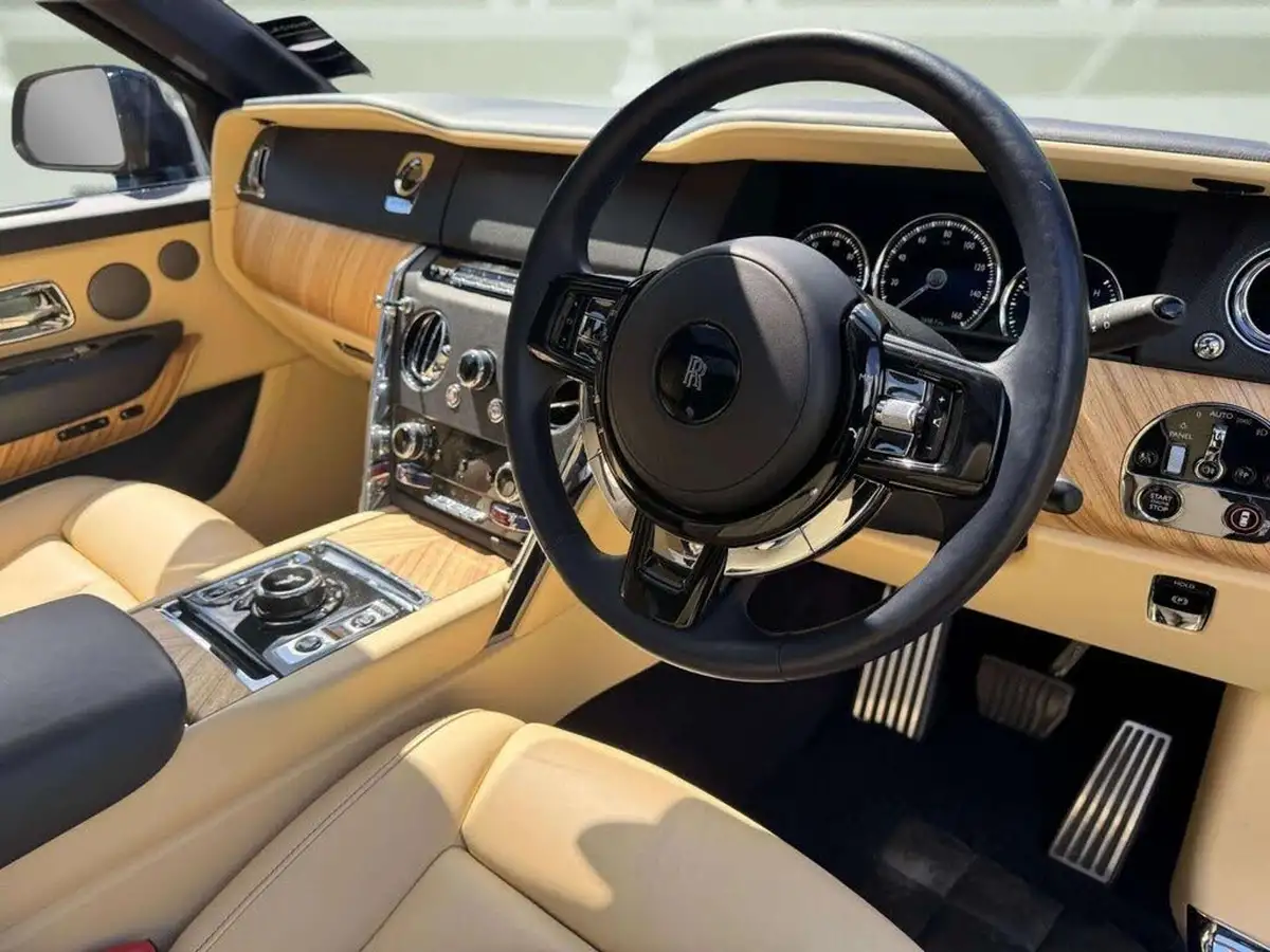 2019-rolls-royce-cullinan-awd-big-5