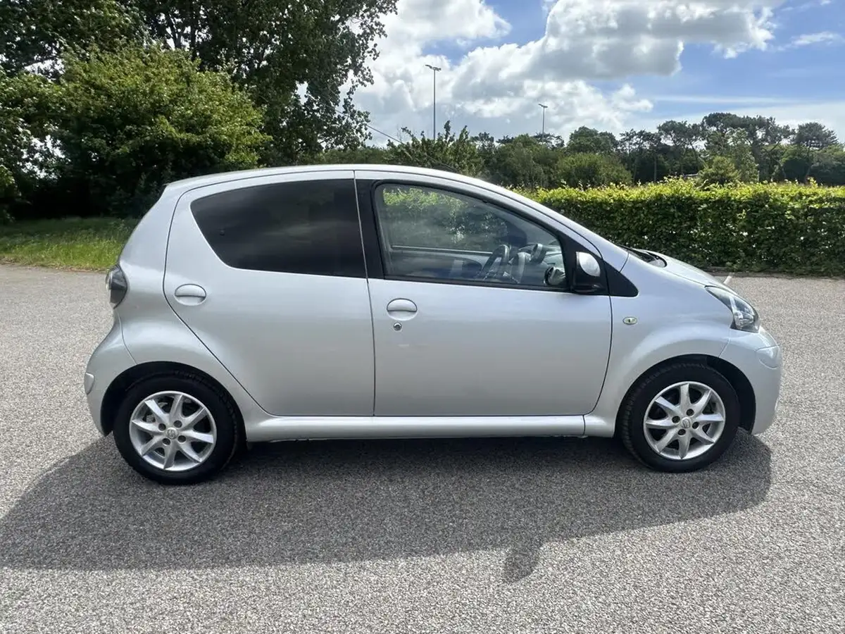2014-toyota-aygo-10-mode-ac-5d-big-7