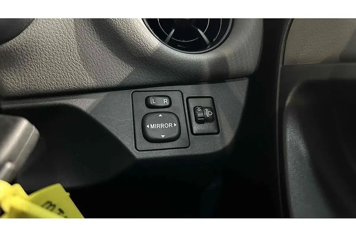 2018-toyota-yaris-15-vvt-i-icon-tech-111bhp-1496cc-cvt-big-26