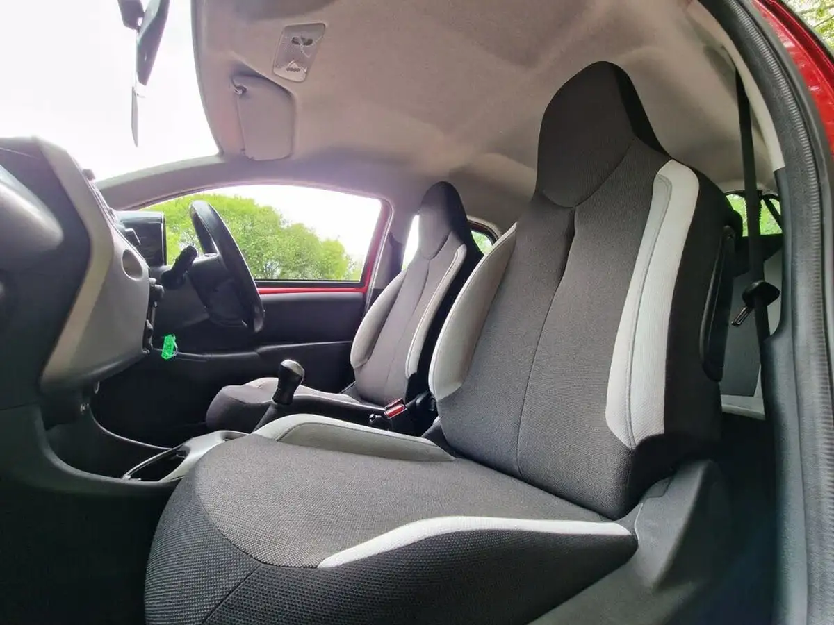 2015-toyota-aygo-10-vvt-i-x-play-5d-big-43