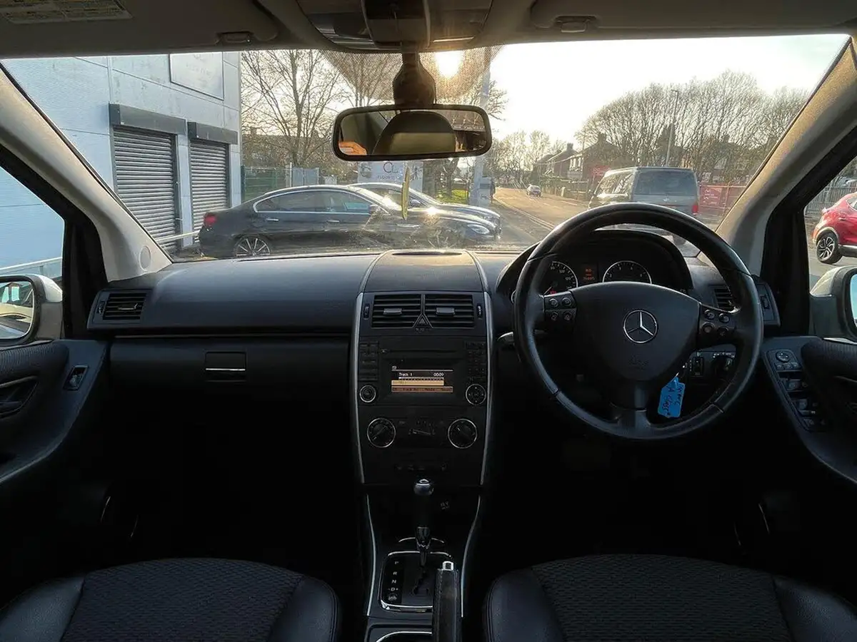 2011-mercedes-benz-a-class-15-a160-avantgarde-se-95bhp-5d-cvt-big-33