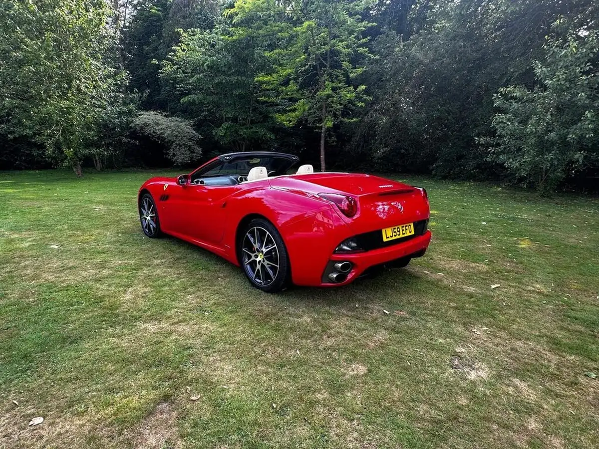 2010-ferrari-california-43-big-36