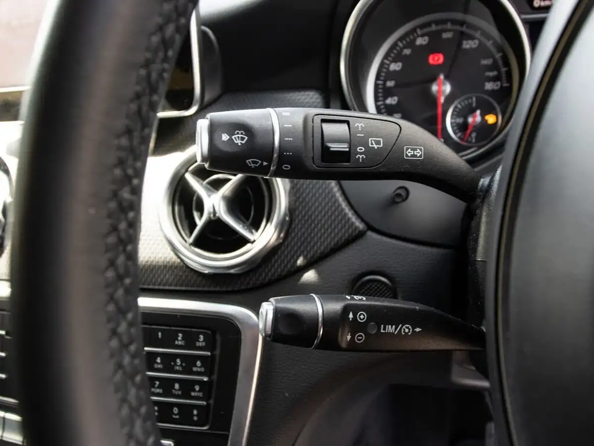 2017-mercedes-benz-gla-class-16-gla-200-se-executive-big-16