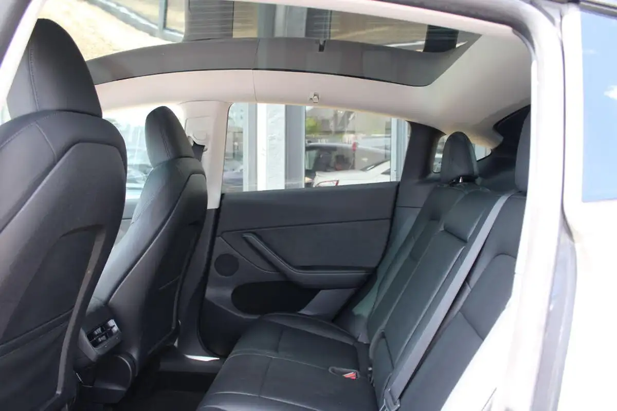 2022-tesla-model-y-e-long-range-big-14