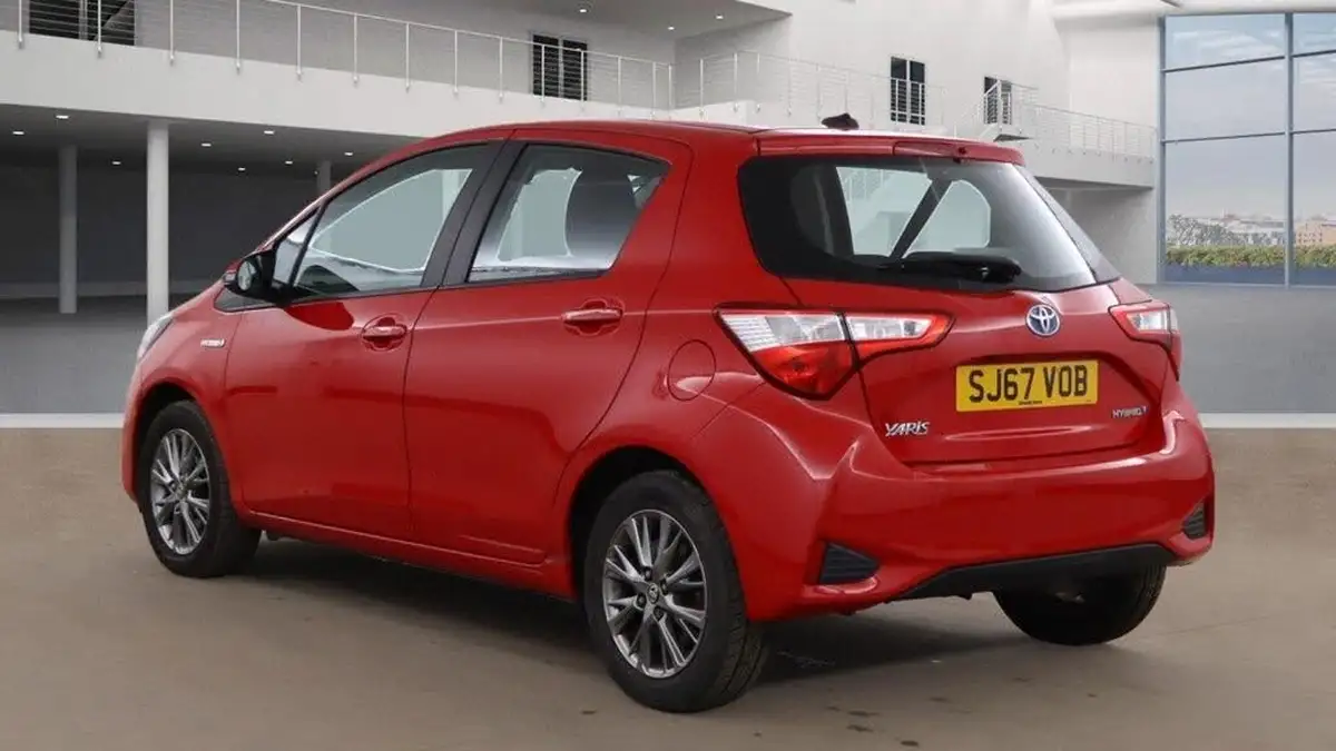 2017-toyota-yaris-15-vvt-i-icon-tech-98bhp-hybrid-1497cc-e-cvt-big-8