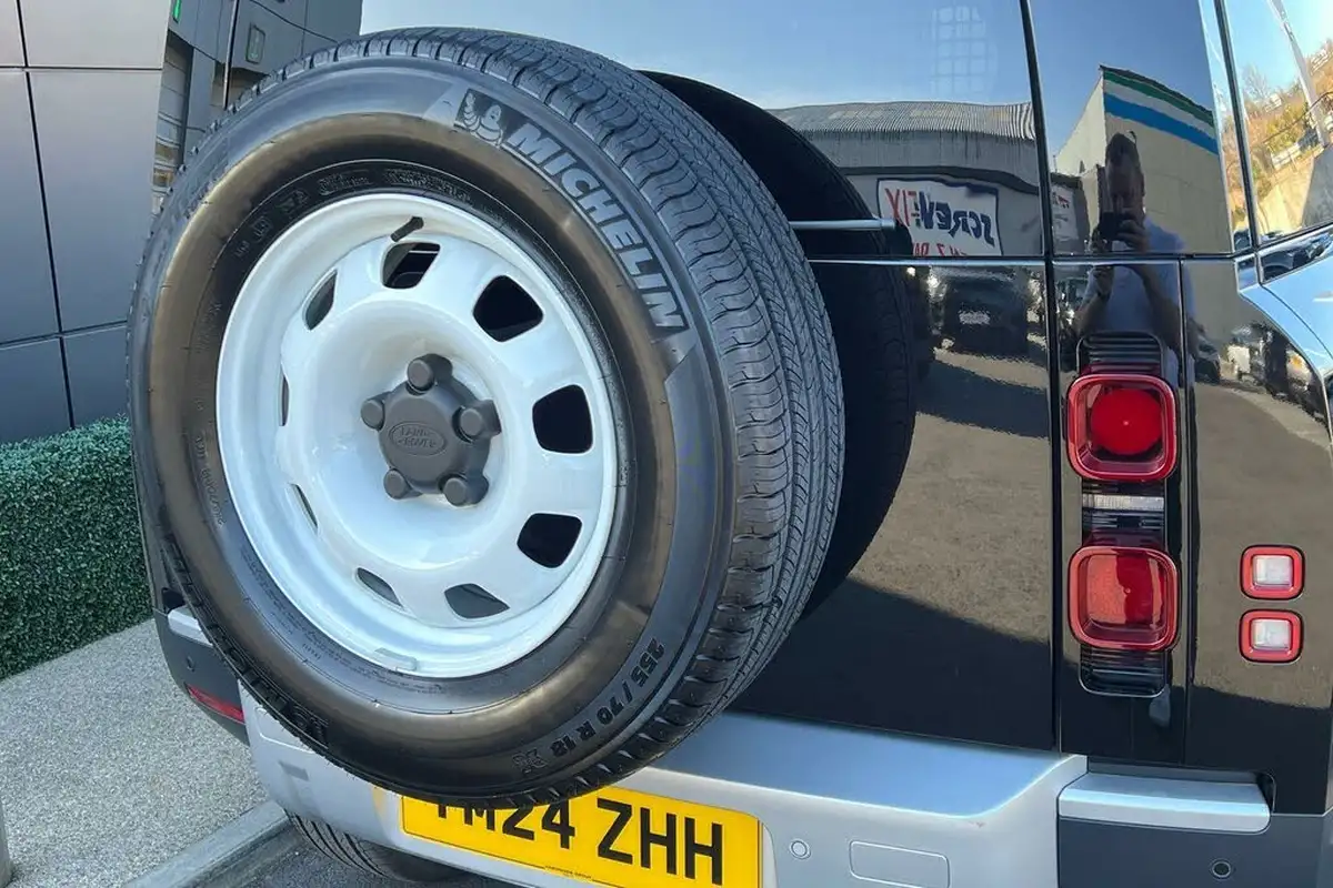 2024-land-rover-90-defender-30-d250-hard-top-standard-90-big-18