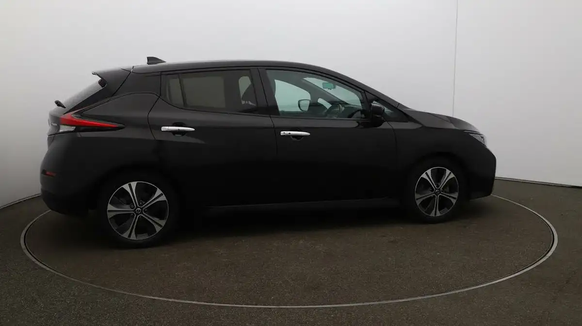 2021-nissan-leaf-e-tekna-big-43