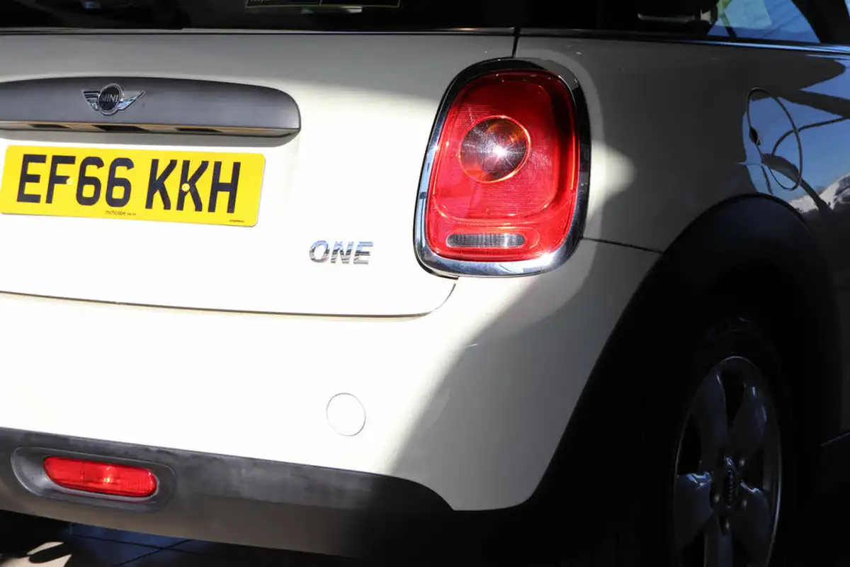 2017-mini-cooper-12-one-3d-big-70