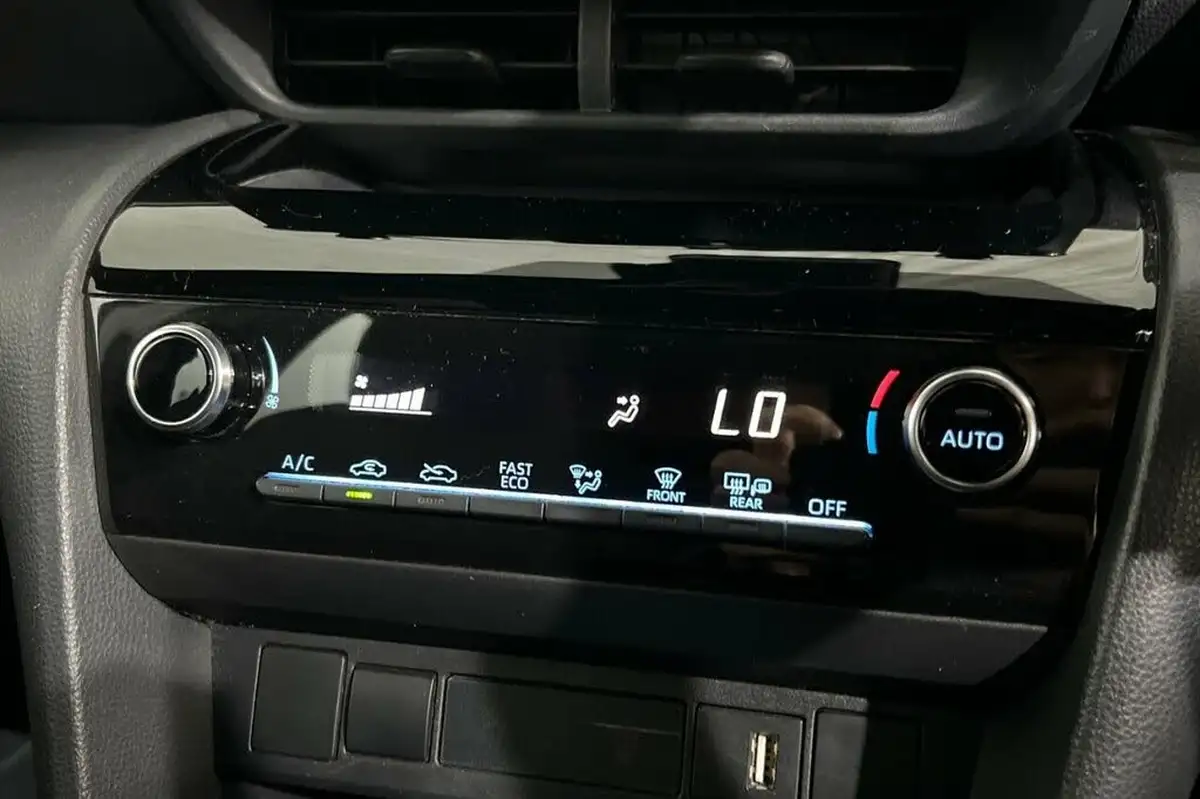 2022-toyota-yaris-15-vvt-i-design-panoramic-roof-big-34