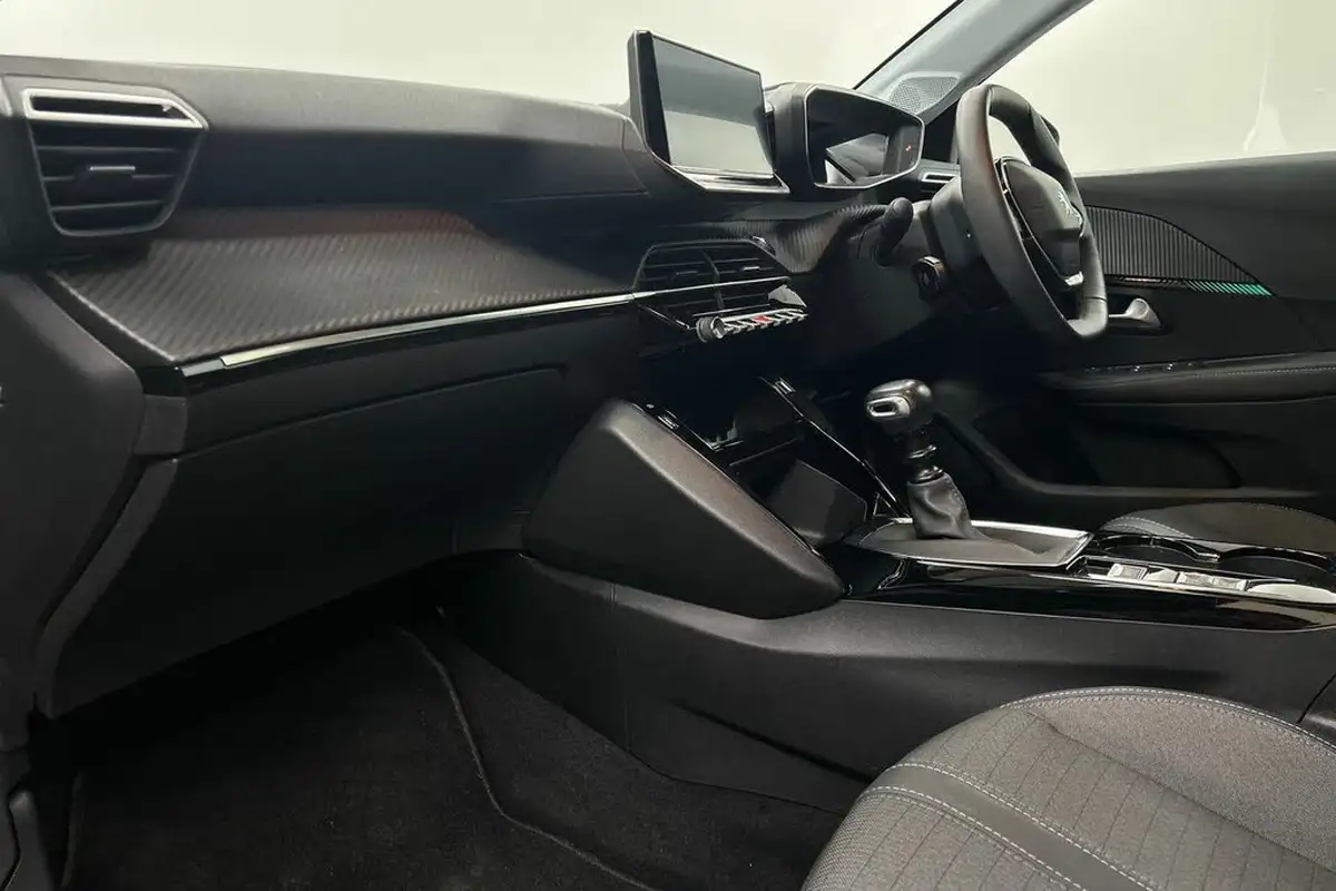 2022-peugeot-208-12-puretech-allure-premium-100ps-big-5