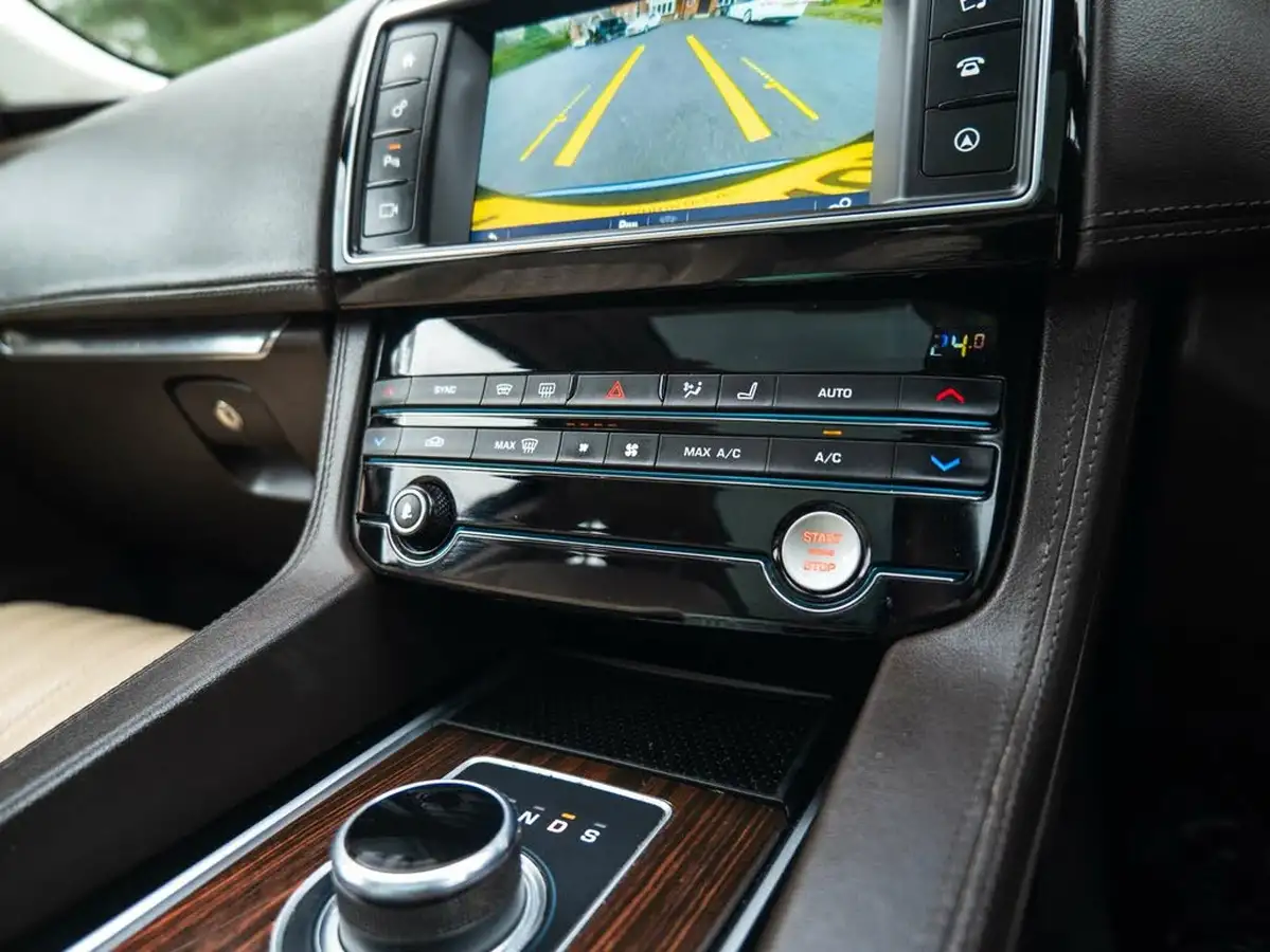 2016-jaguar-f-pace-20-i4d-portfolio-awd-auto-big-20