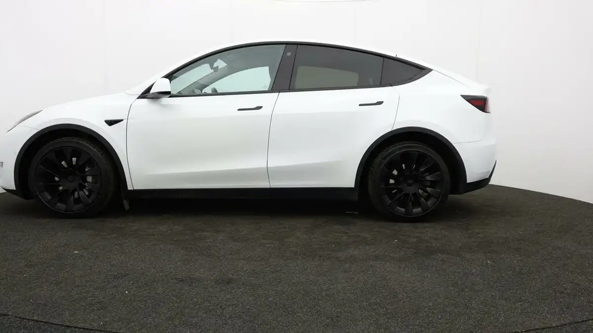 2022-tesla-model-y-e-long-range-big-3