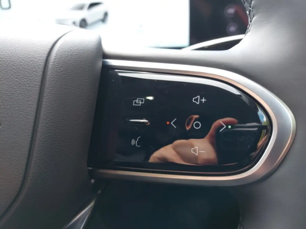 2017-infiniti-q30-22d-premium-awd-big-3