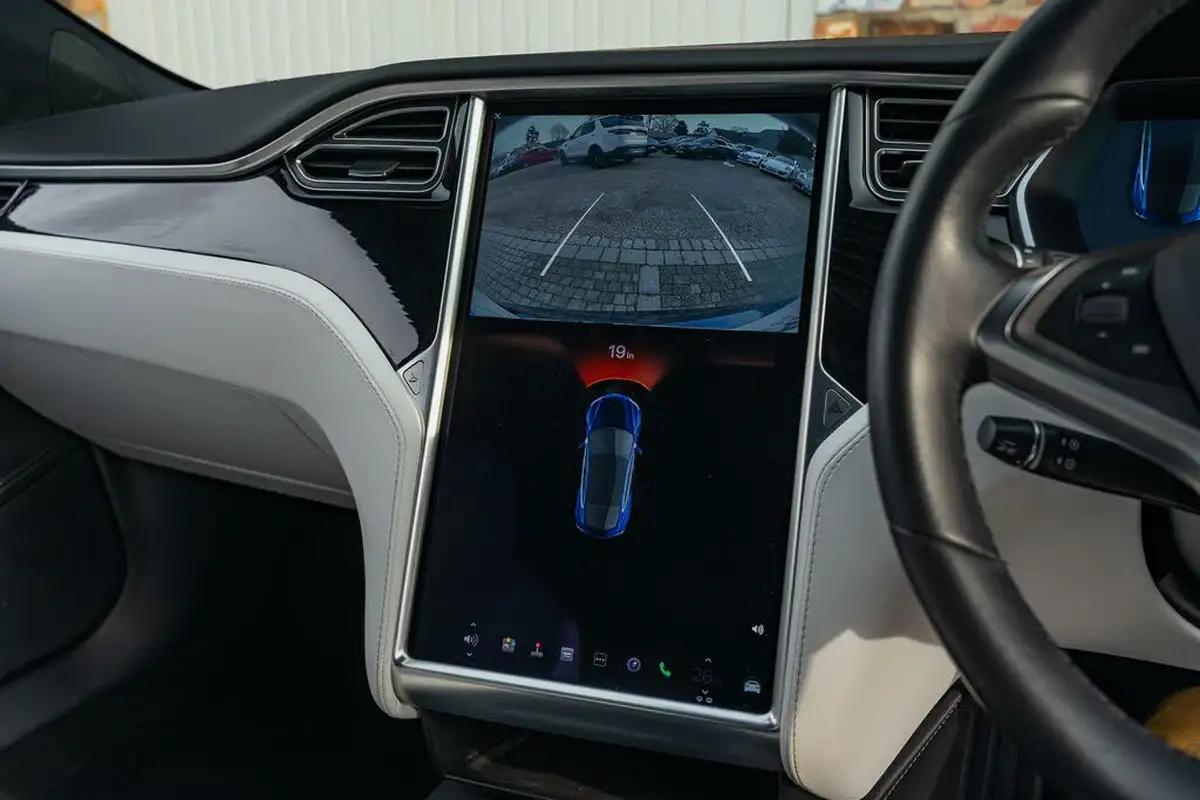 2017-tesla-model-s-e-100d-big-47