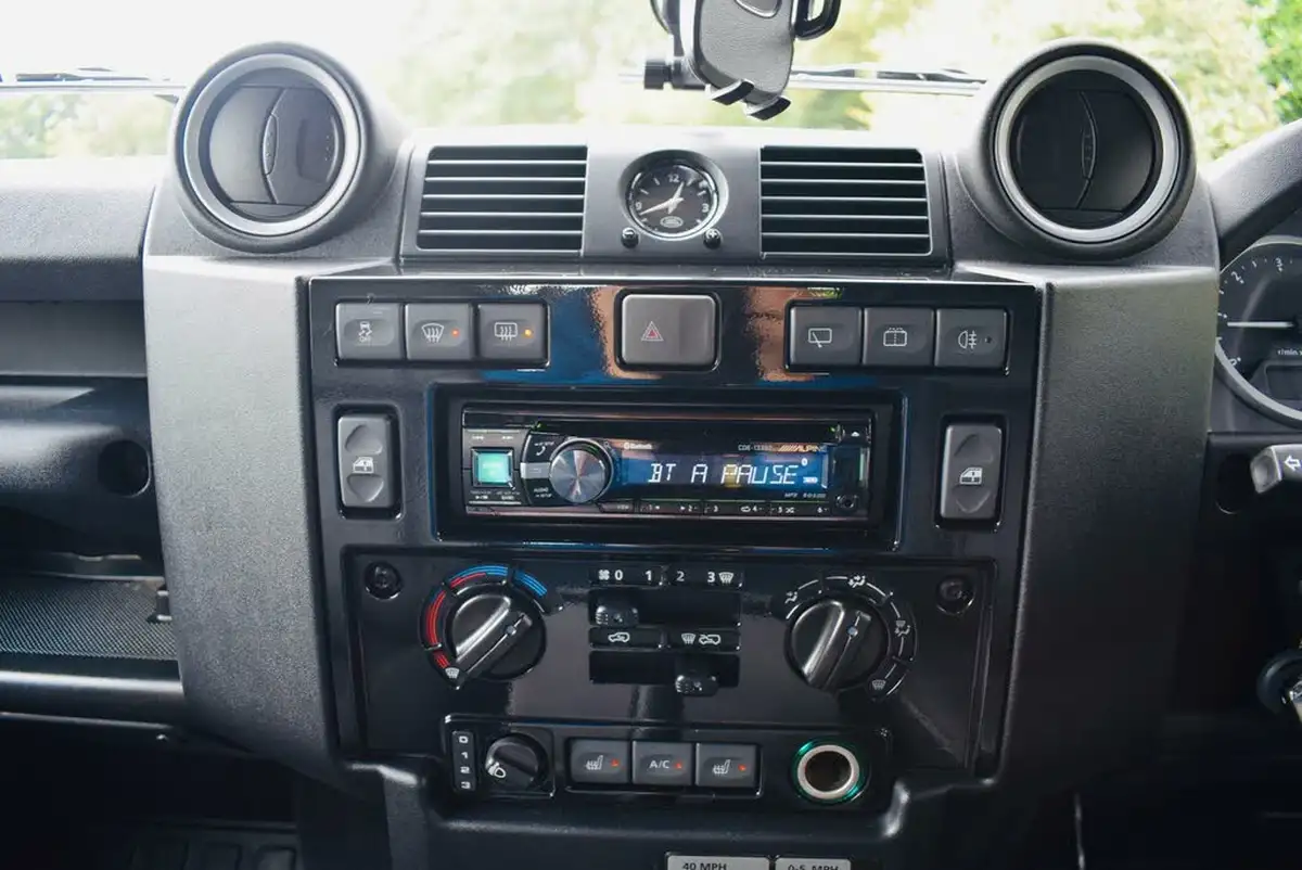 2016-land-rover-90-defender-22td-landmark-22l-d-122bhpeu5-90-big-10