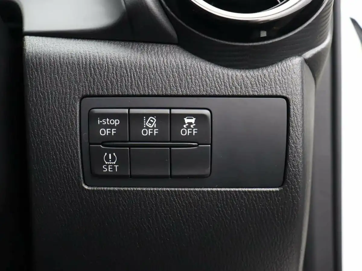 2024-mazda-mazda2-15-e-skyactiv-g-centre-line-big-30