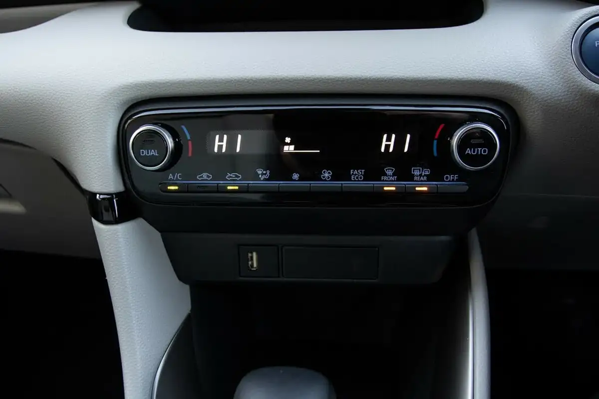 2022-toyota-yaris-15-vvt-i-excel-big-32