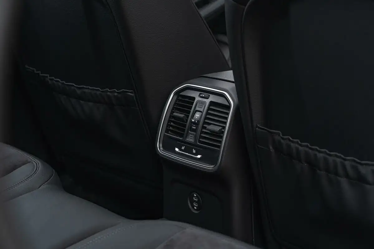 2020-porsche-macan-30-s-big-39