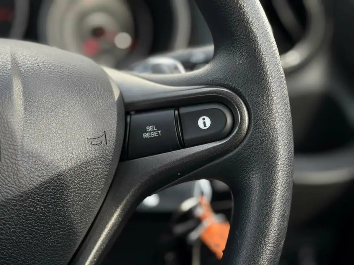 2013-honda-jazz-14-es-cvt-big-31