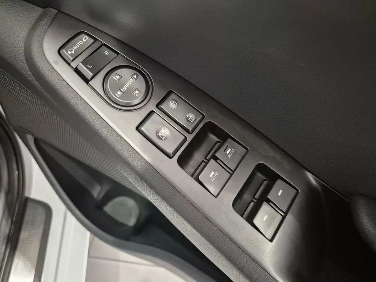 2021-hyundai-ioniq-e-premium-se-electric-100kw-big-36