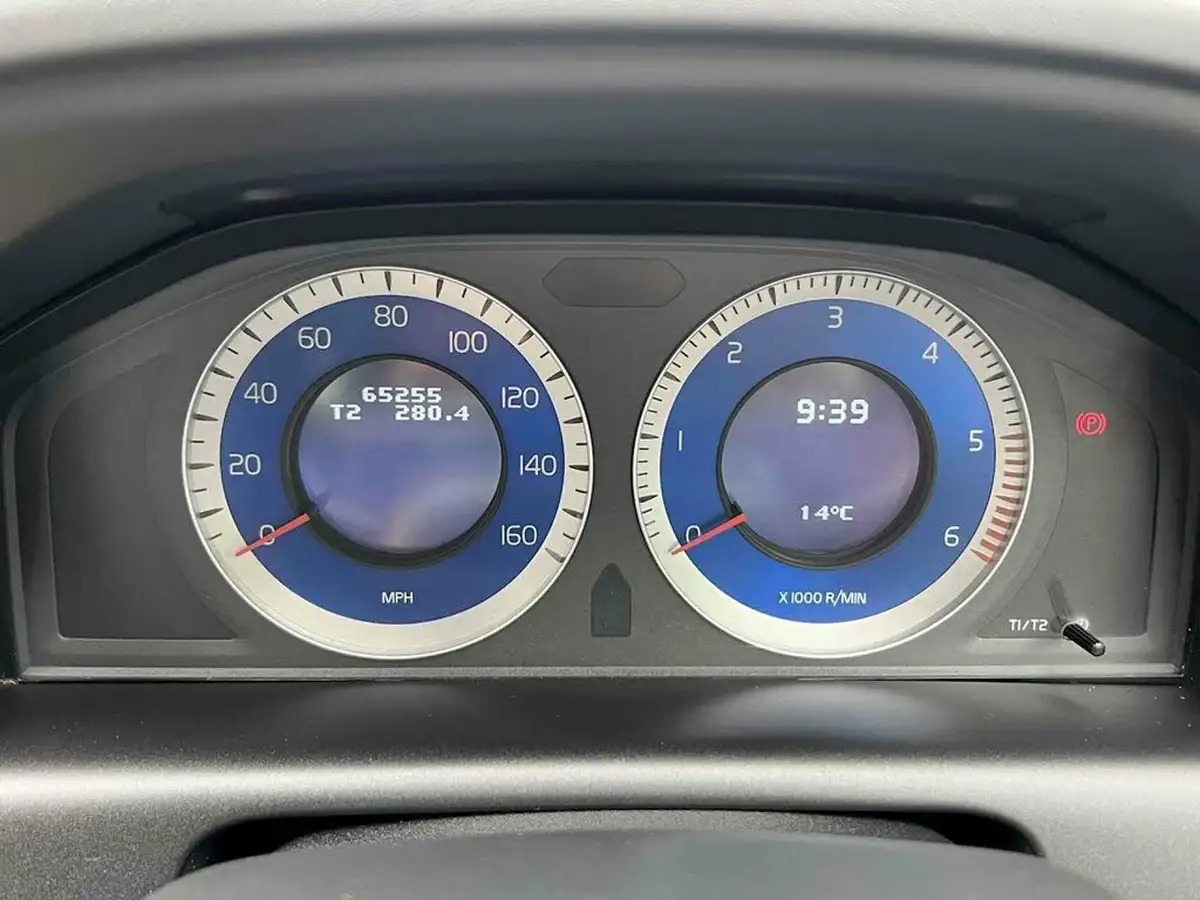 2010-volvo-xc60-24td-d-drive-r-design-big-27