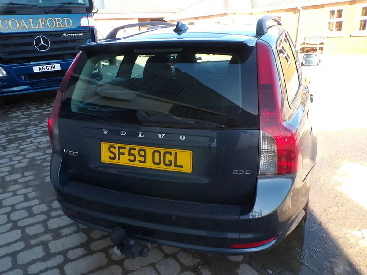 2009-volvo-v50-20td-r-design-big-6