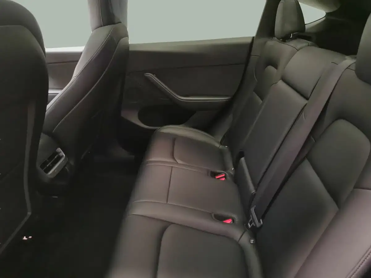 2022-tesla-model-y-e-long-range-big-21