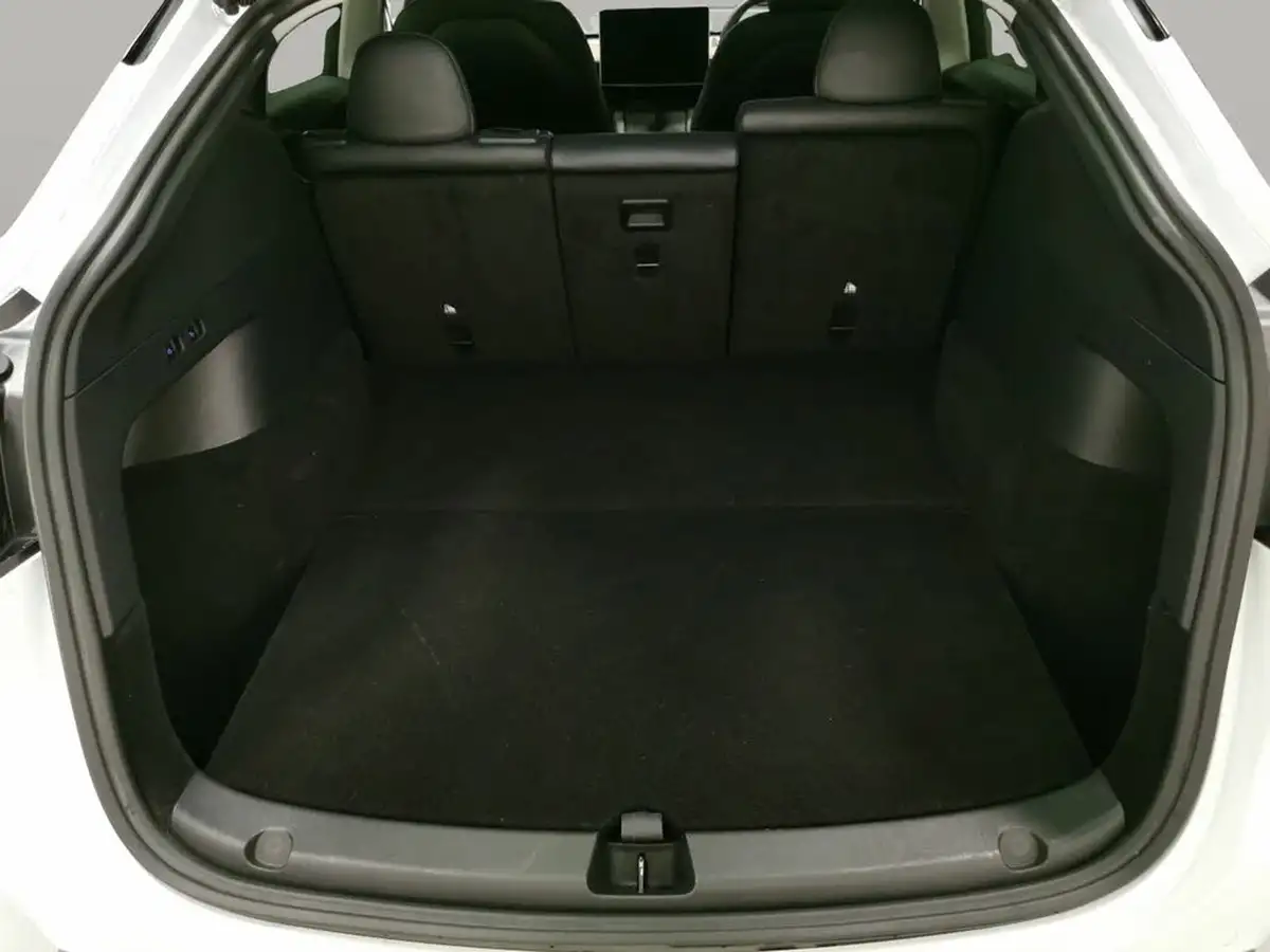 2022-tesla-model-y-e-long-range-big-38