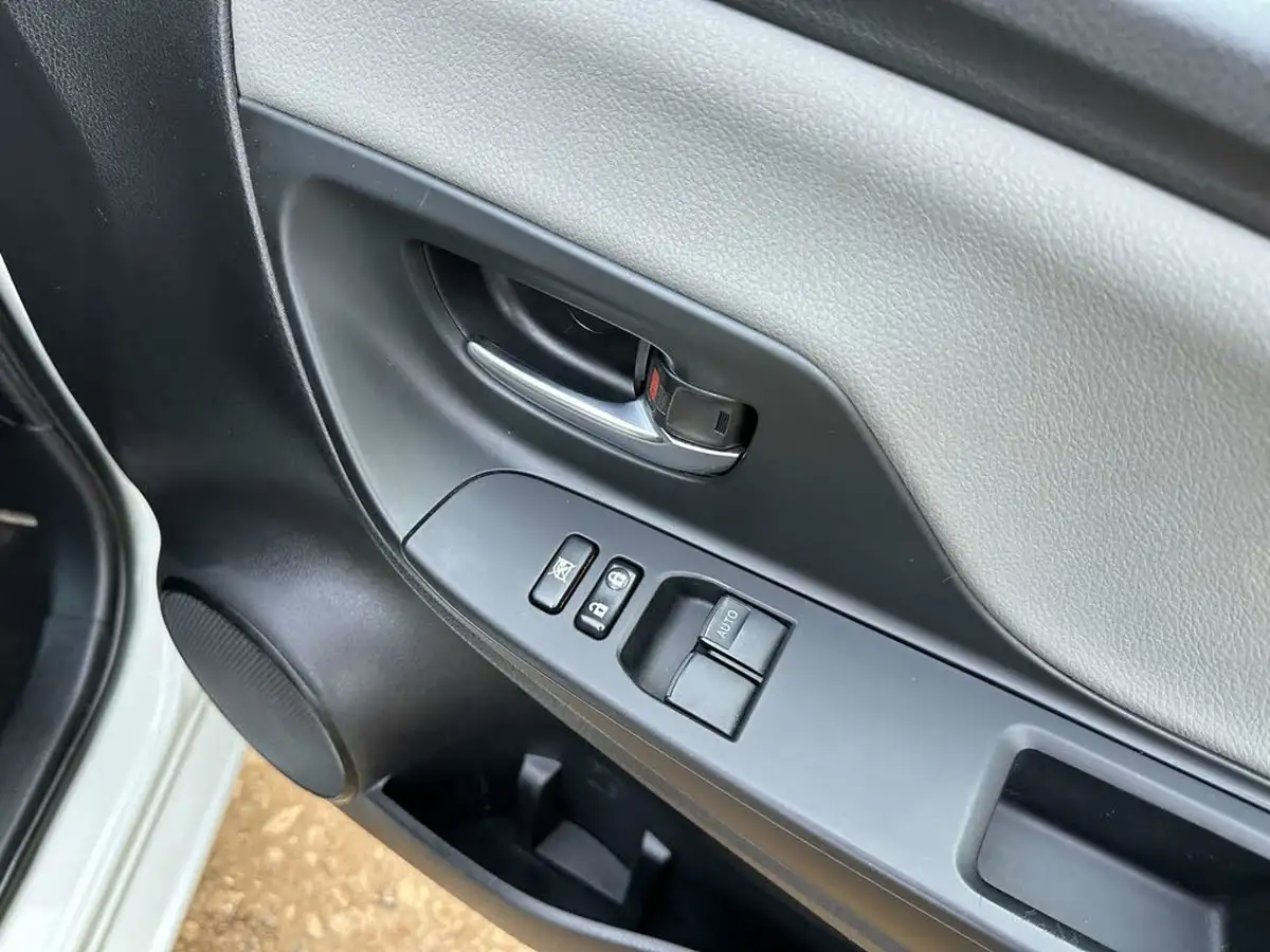 2018-toyota-yaris-15-vvt-i-icon-tech-98bhp-hybrid-1497cc-e-cvt-big-33