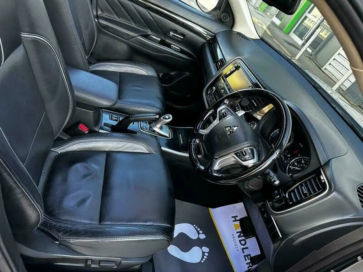 2016-mitsubishi-outlander-20-gx4h-phev-big-8