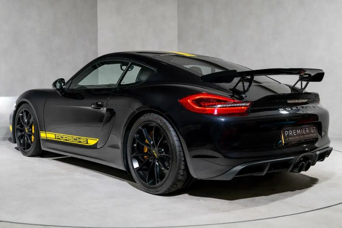 2016-porsche-cayman-38-gt4-big-5