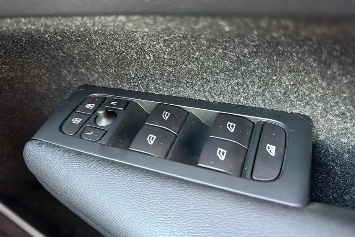 2018-volvo-xc40-20td-d3-momentum-pro-awd-geartronic-big-23