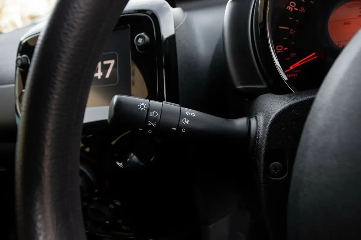2020-citroen-c1-10-vti-feel-ss-3d-big-16