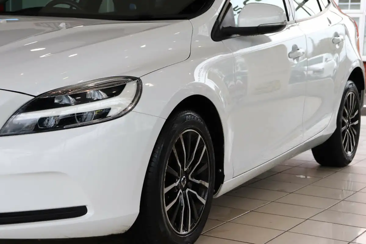 2016-volvo-v40-20-t2-momentum-big-65