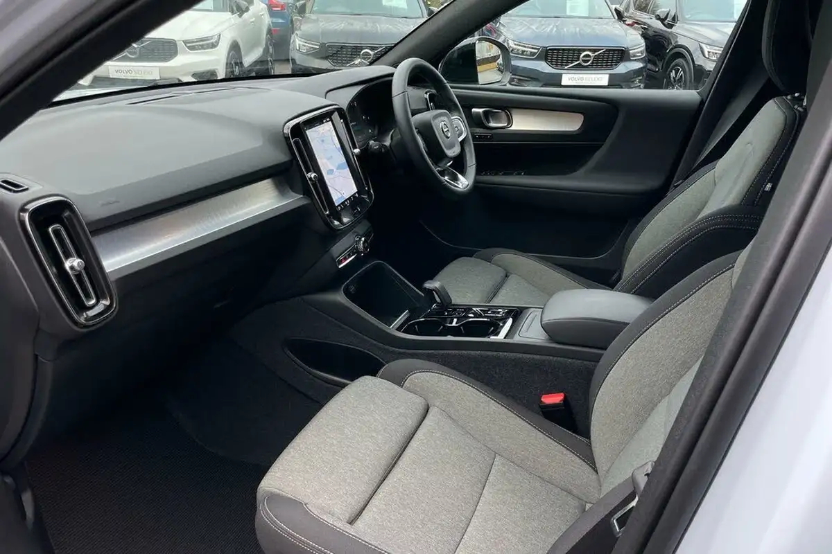2024-volvo-xc40-20-b3-plus-big-25