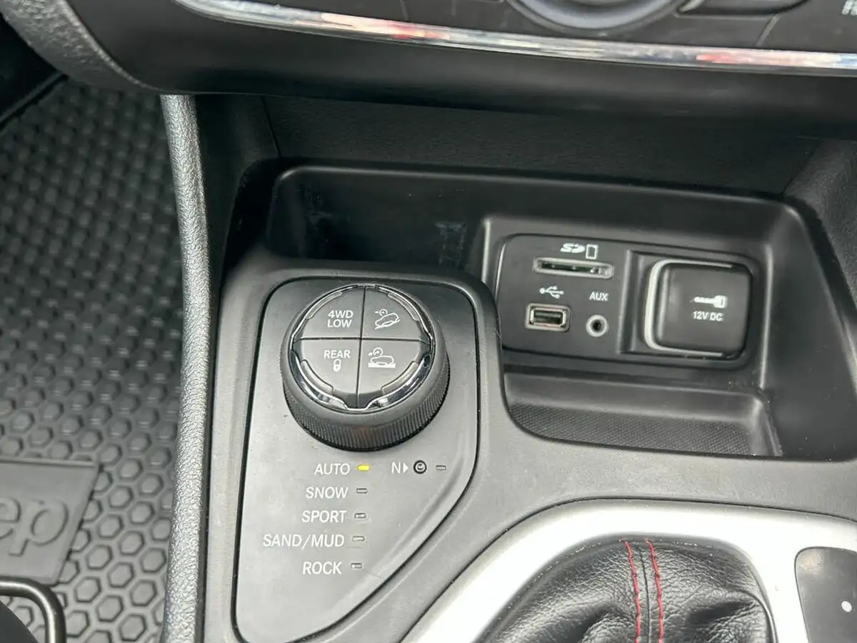 2015-jeep-cherokee-32-trailhawk-big-34