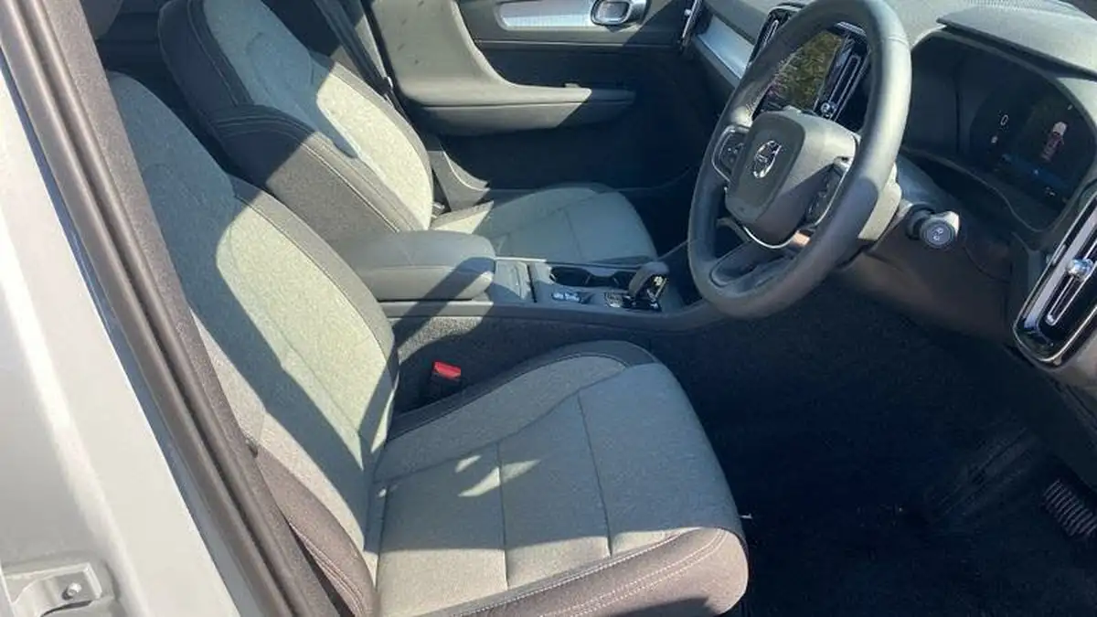 2024-volvo-xc40-20-b3-core-big-11