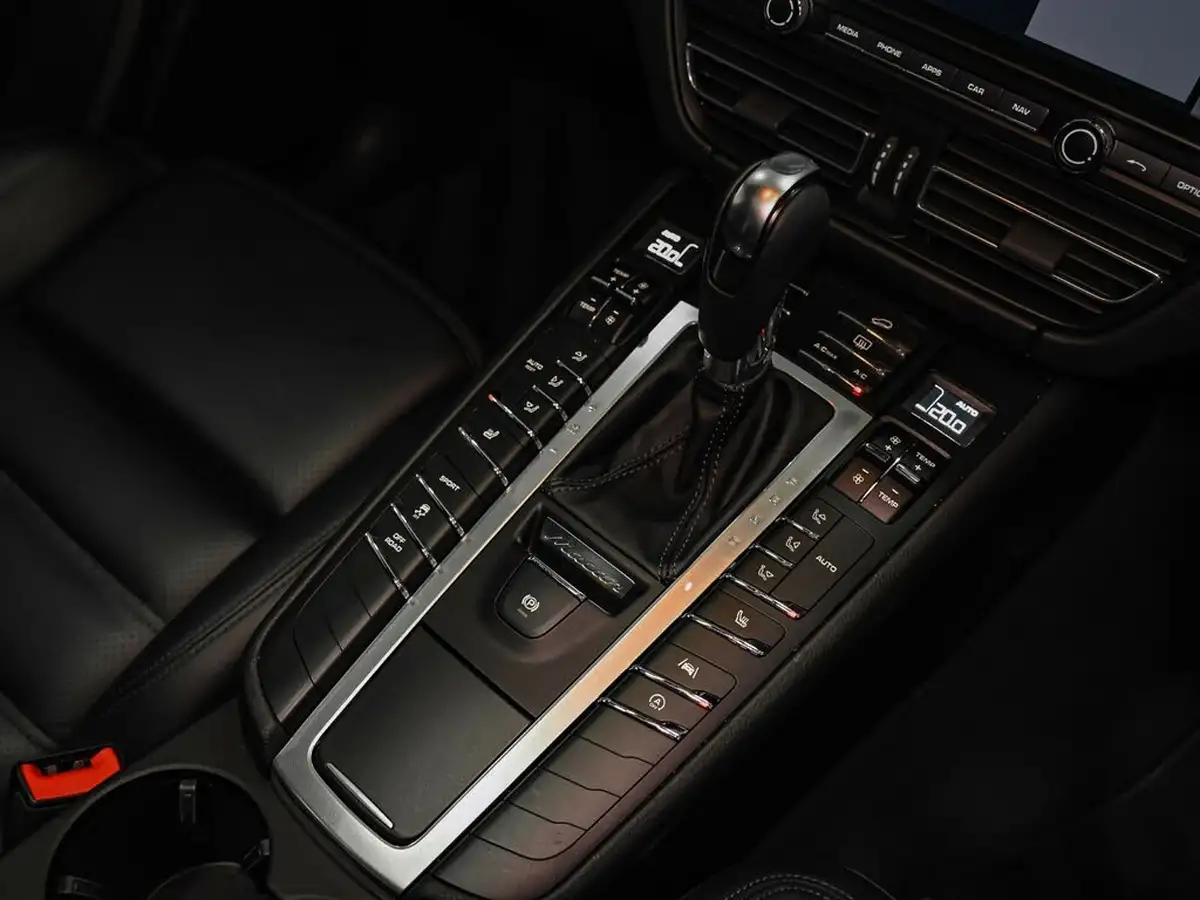 2021-porsche-macan-30-s-big-9