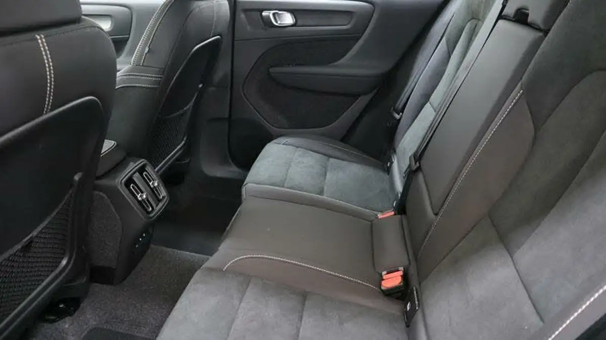 2024-volvo-xc40-20-b4-plus-big-15