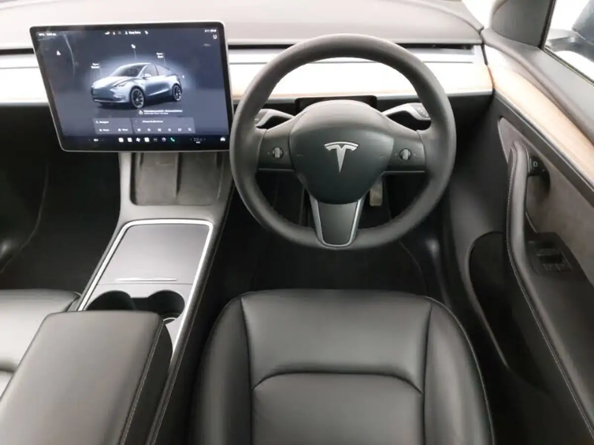 2022-tesla-model-y-e-long-range-big-6