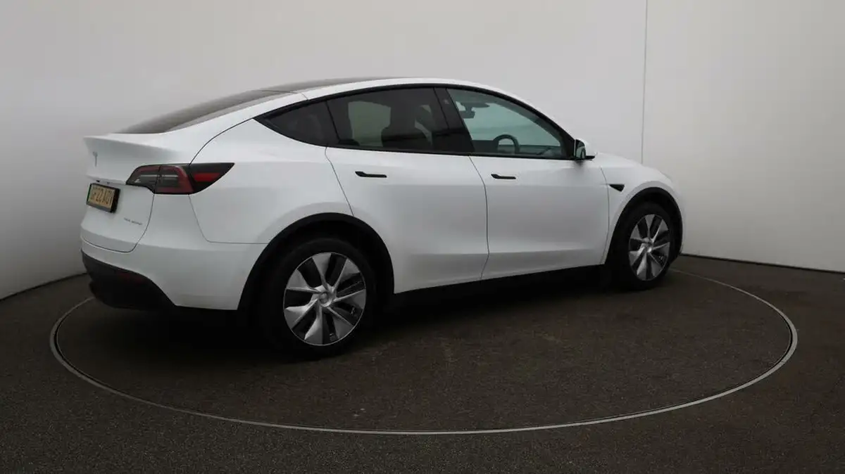 2022-tesla-model-y-e-long-range-big-48
