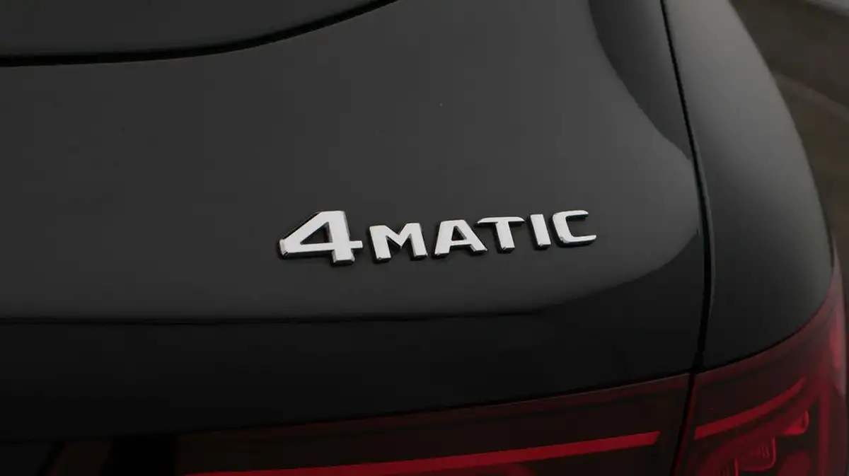 2021-mercedes-benz-glc-class-20d-glc300d-amg-line-premium-plus-245ps-station-wagon-5d-big-24
