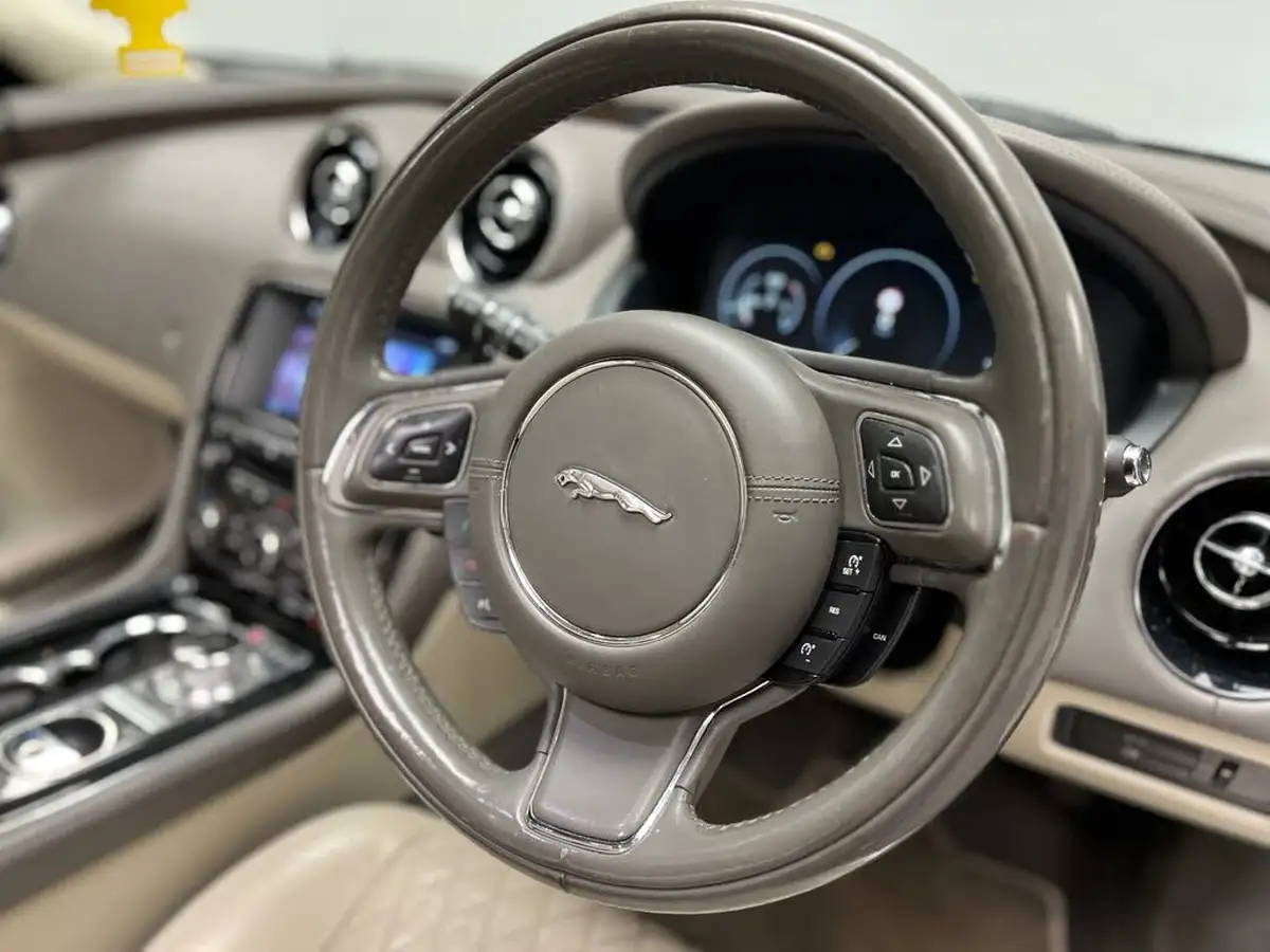 2016-jaguar-xj-series-30td-xj-portfolio-lwb-saloon-big-20