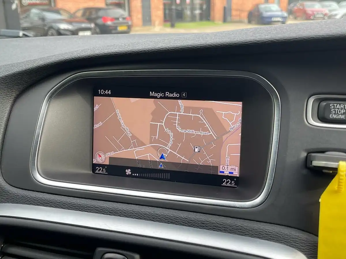 2018-volvo-v40-20-t2-momentum-nav-plus-big-8
