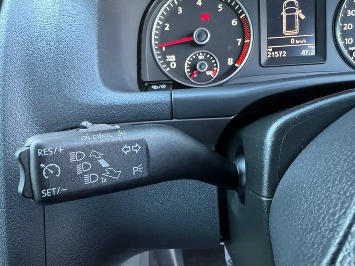 2012-volkswagen-touran-big-29