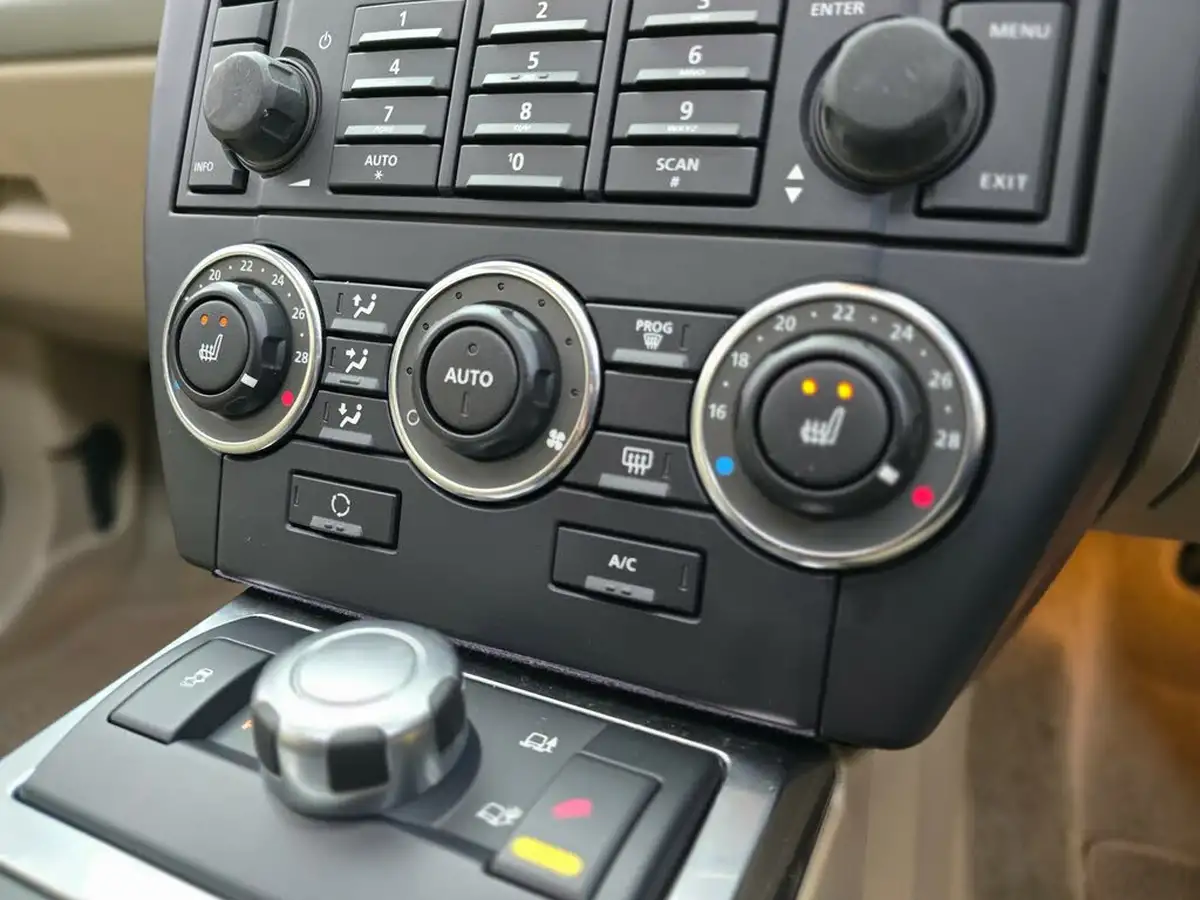 2011-land-rover-freelander-2-32-4x4-big-41