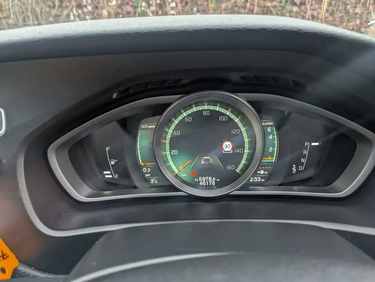 2017-volvo-v40-15-t3-inscription-big-8